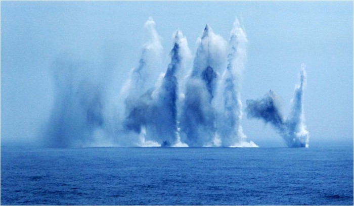 Hỏa lực từ tàu chiến Nga tạo thành các cột nước cao giữa lòng biển xanh